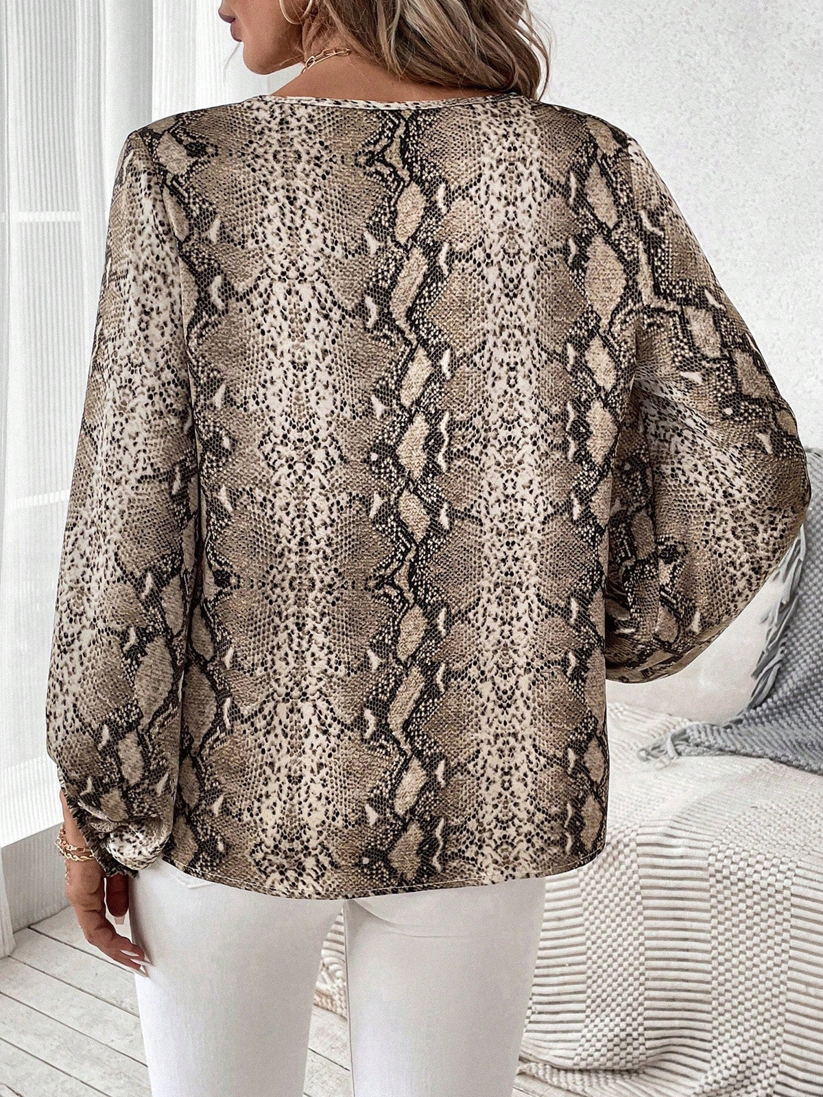 Camisa Estampa Snake com Decote V e Manga Longa Camisa Estampa Snake com Decote V e Manga Longa