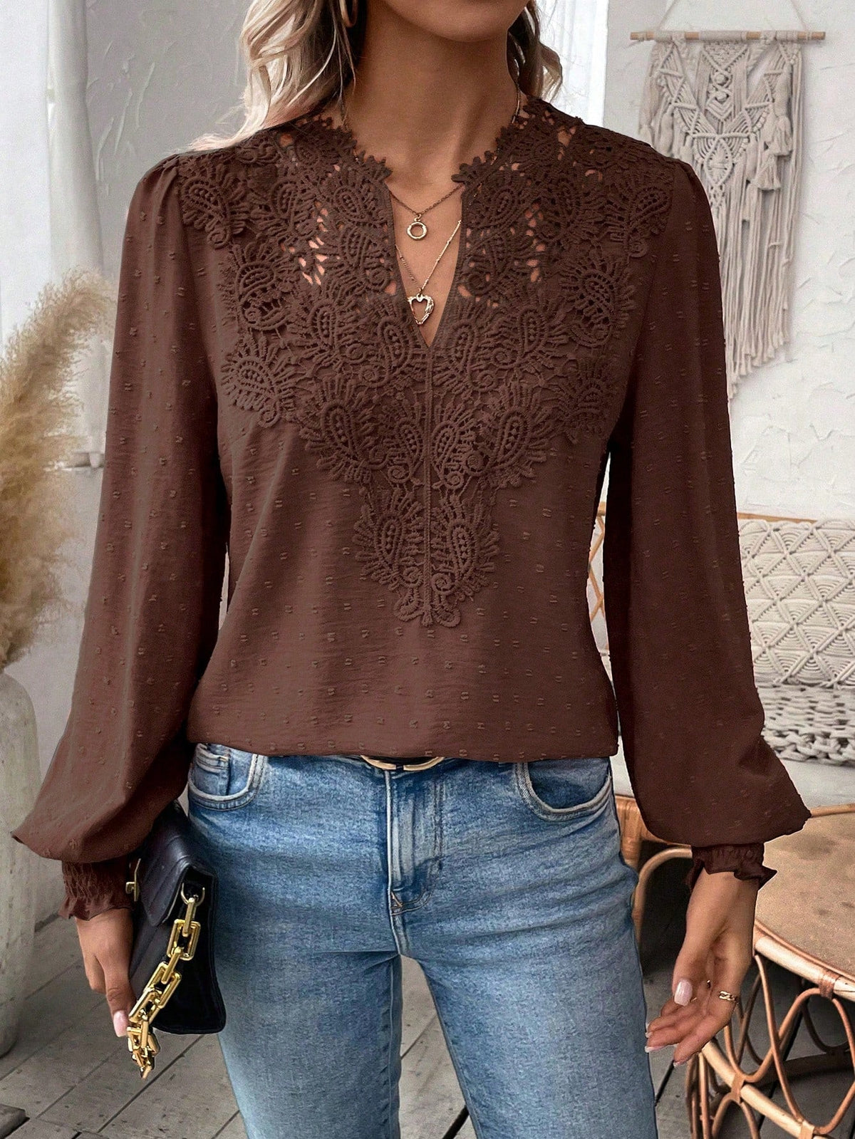 Blusa com Detalhe de Renda no Decote e Manga Longa Café / P Blusa com Detalhe de Renda no Decote e Manga Longa