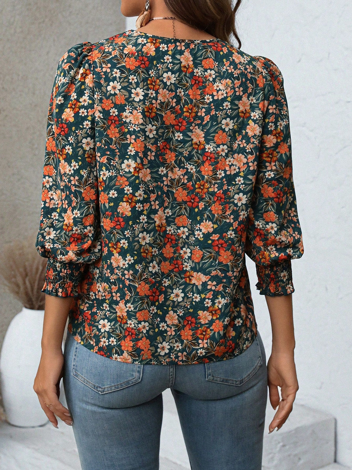 Blusa Floral com Decote V e Manga Bufante 3/4 Blusa Floral com Decote V e Manga Bufante 3/4