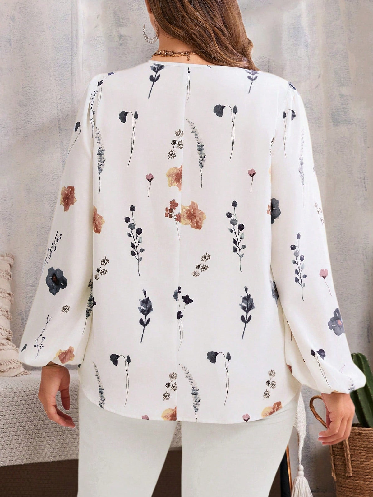 Blusa Floral com Decote V e Botões Decorativos Blusa Floral com Decote V e Botões Decorativos
