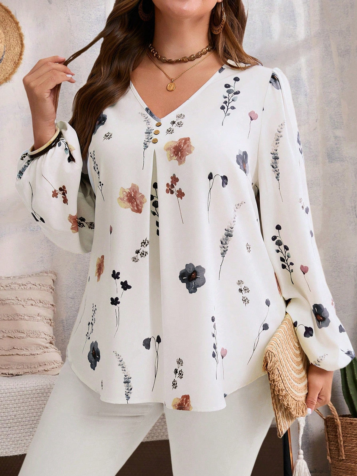 Blusa Floral com Decote V e Botões Decorativos Branco / P Blusa Floral com Decote V e Botões Decorativos