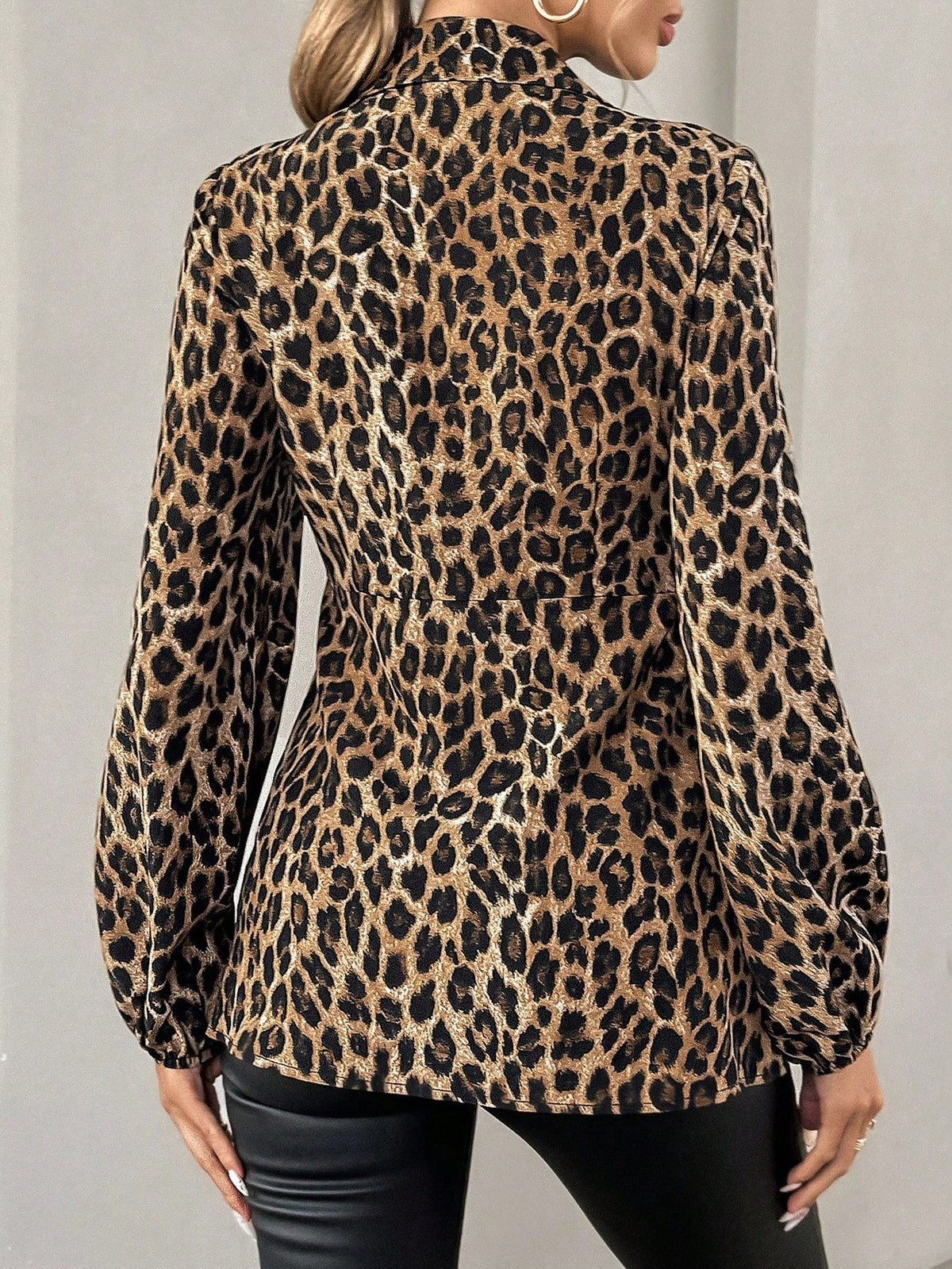 Blusa Animal Print com Laço na Cintura e Manga Longa Blusa Animal Print com Laço na Cintura e Manga Longa