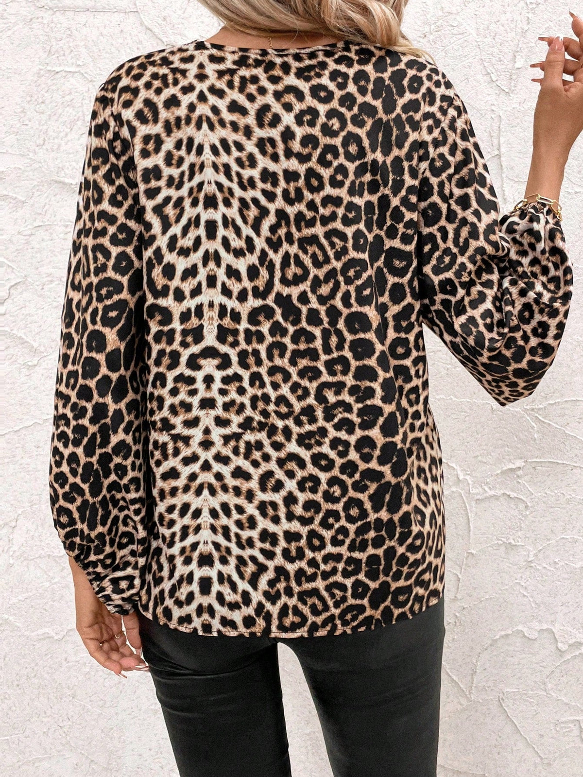 Blusa Animal Print com Manga Ampla e Decote V Blusa Animal Print com Manga Ampla e Decote V
