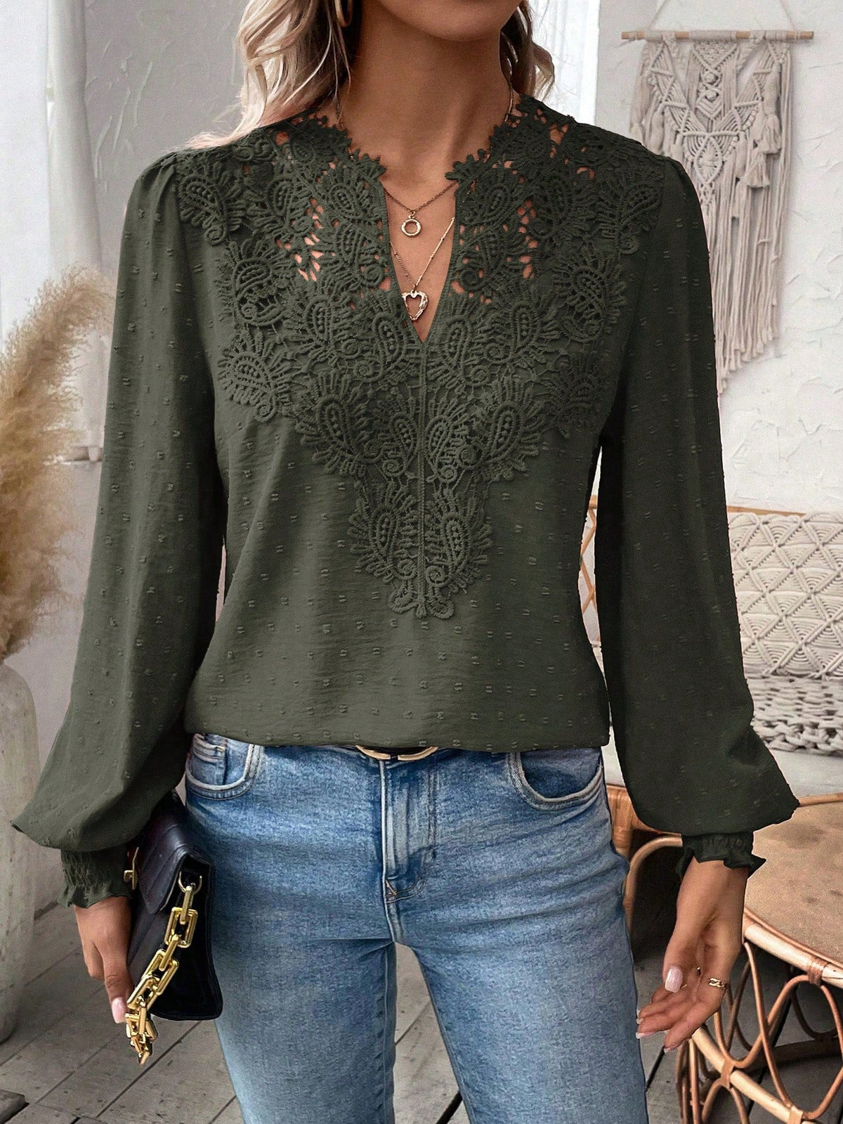 Blusa com Detalhe de Renda no Decote e Manga Longa Verde Militar / P Blusa com Detalhe de Renda no Decote e Manga Longa