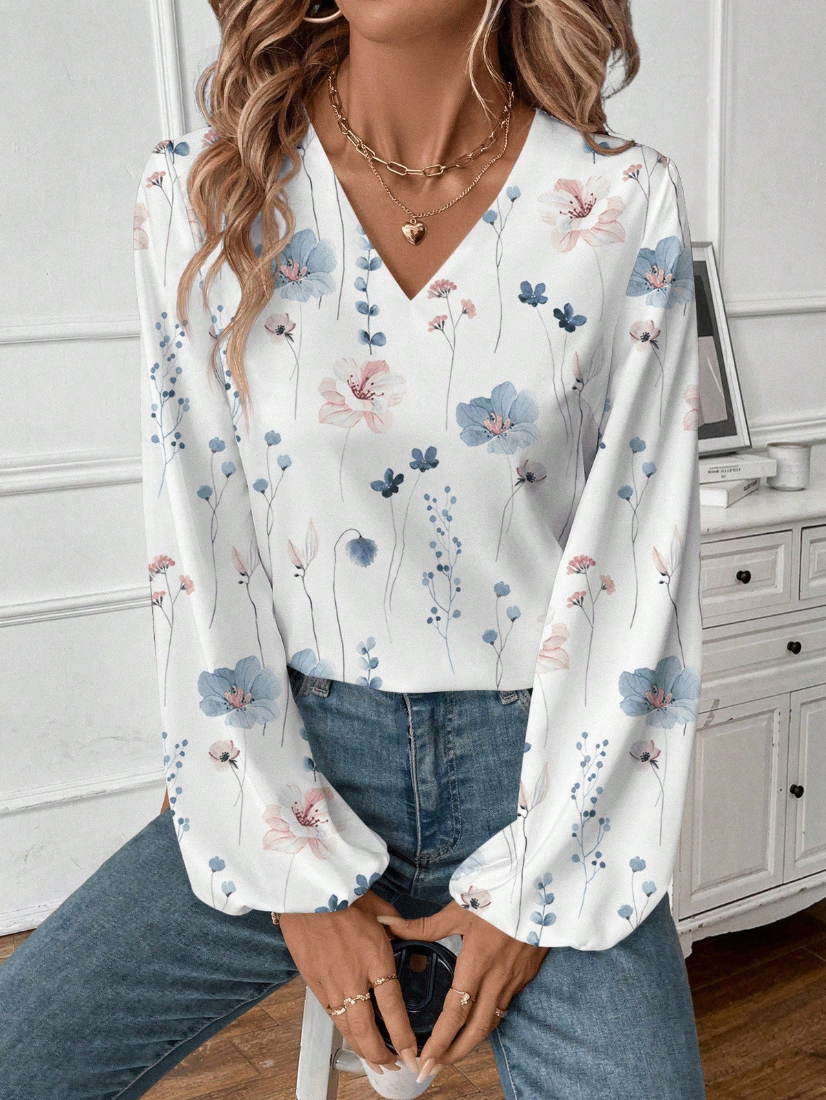 Blusa Floral com Decote V e Manga Longa Soltinha P Blusa Floral com Decote V e Manga Longa Soltinha