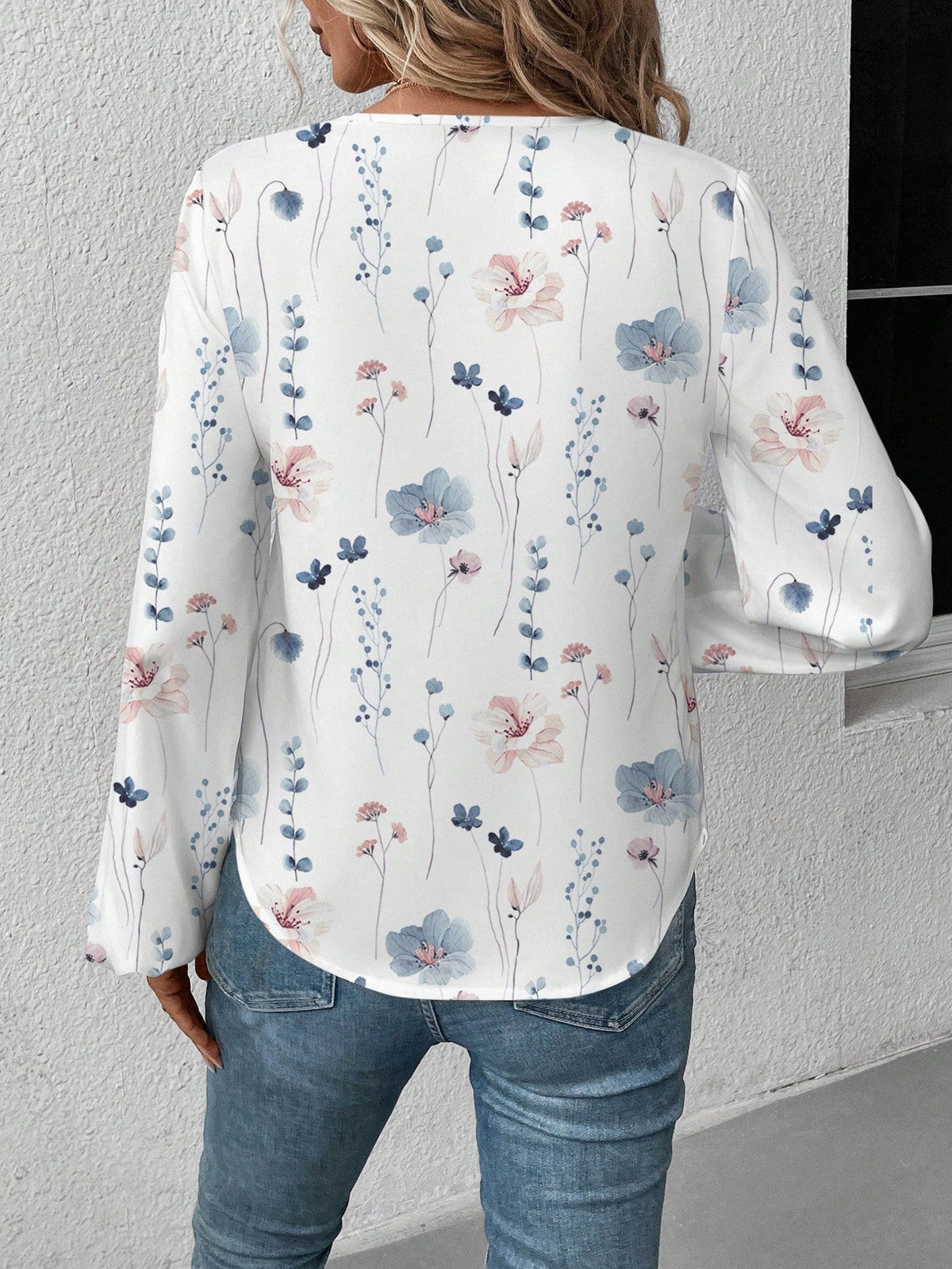 Blusa Floral com Decote V e Manga Longa Soltinha Blusa Floral com Decote V e Manga Longa Soltinha