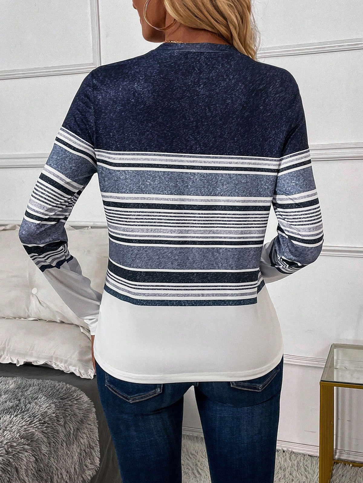 Blusa Listrada em Tons de Azul com Manga Longa Blusa Listrada em Tons de Azul com Manga Longa