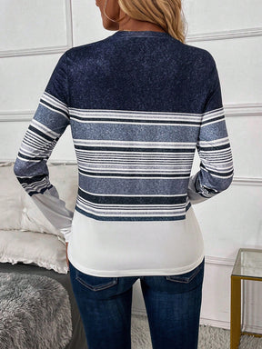 Blusa Listrada em Tons de Azul com Manga Longa Blusa Listrada em Tons de Azul com Manga Longa