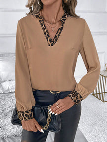 Blusa com Detalhes Animal Print e Decote V Caramelo / P Blusa com Detalhes Animal Print e Decote V