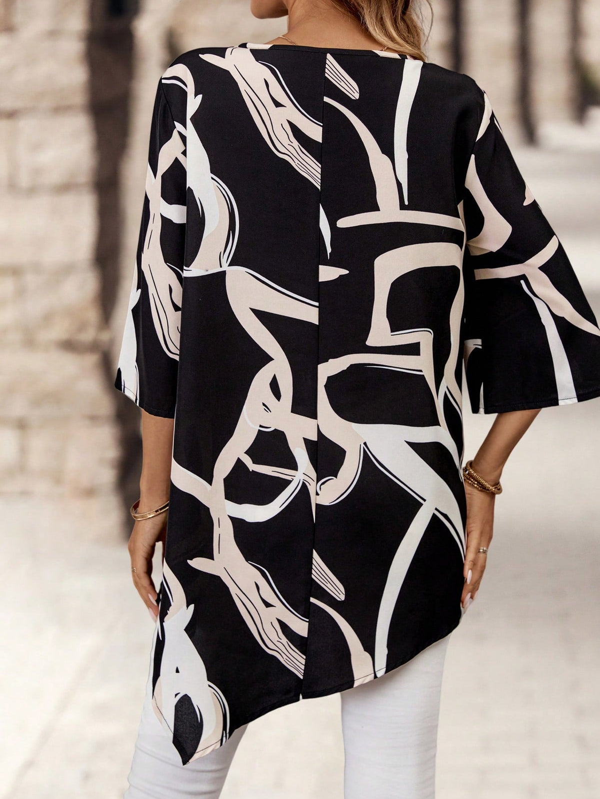 Blusa Longa Assimétrica com Estampa Abstrata Blusa Longa Assimétrica com Estampa Abstrata