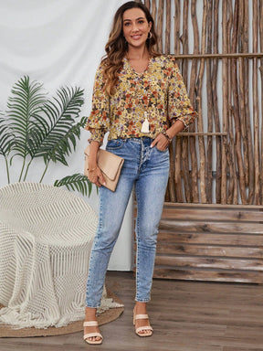Blusa Floral com Decote V e Manga Bufante 3/4 Blusa Floral com Decote V e Manga Bufante 3/4