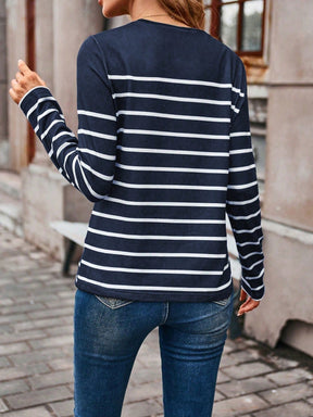 Blusa Listrada com Botões Frontais Decorativos Blusa Listrada com Botões Frontais Decorativos
