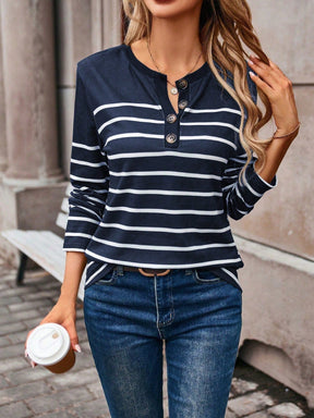 Blusa Listrada com Botões Frontais Decorativos Blusa Listrada com Botões Frontais Decorativos