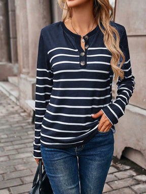 Blusa Listrada com Botões Frontais Decorativos Blusa Listrada com Botões Frontais Decorativos