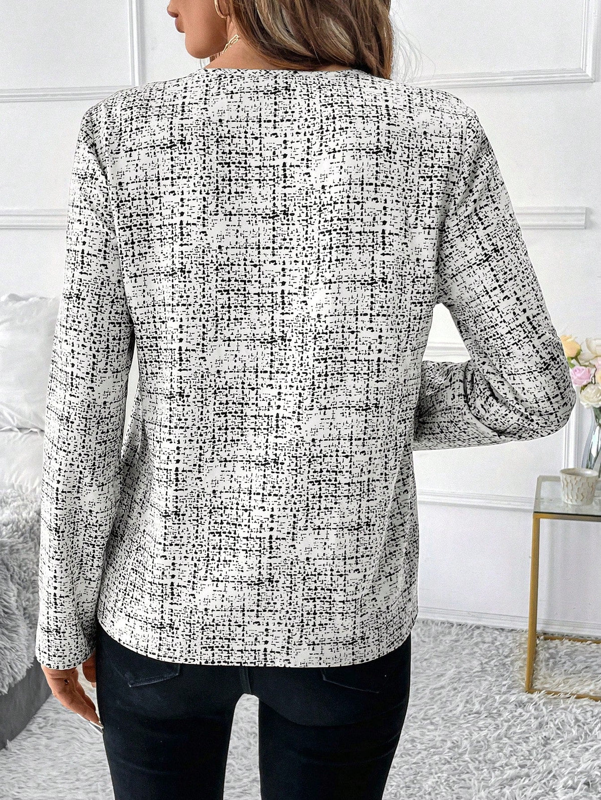 Blusa Texturizada com Decote Fenda e Manga Longa Blusa Texturizada com Decote Fenda e Manga Longa
