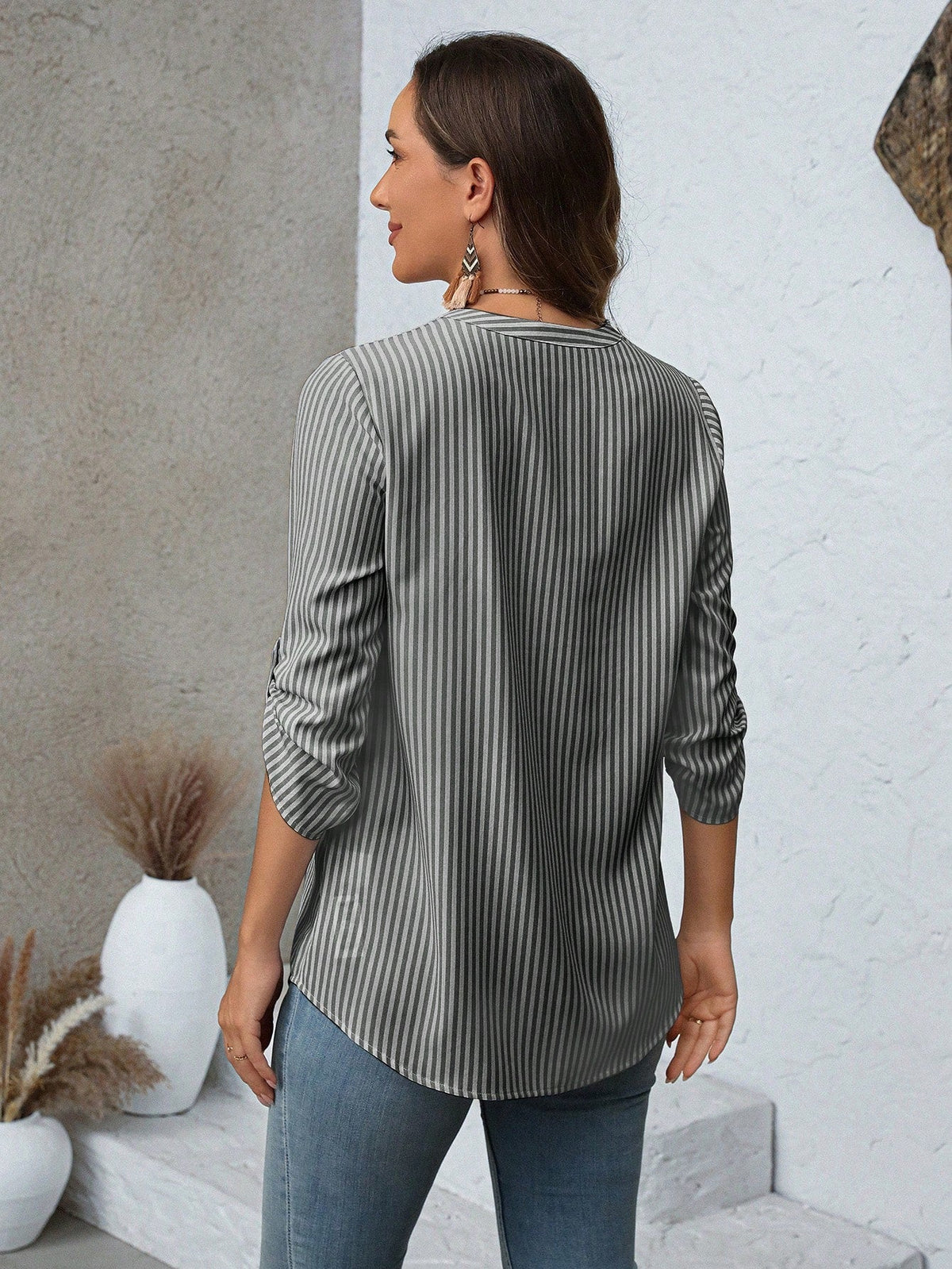 Blusa Listrada com Decote V e Manga Ajustável Blusa Listrada com Decote V e Manga Ajustável