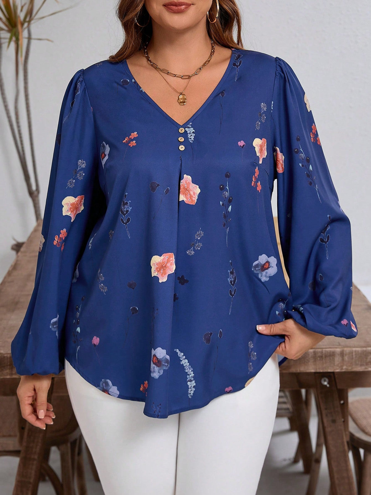 Blusa Floral com Decote V e Botões Decorativos Azul / P Blusa Floral com Decote V e Botões Decorativos