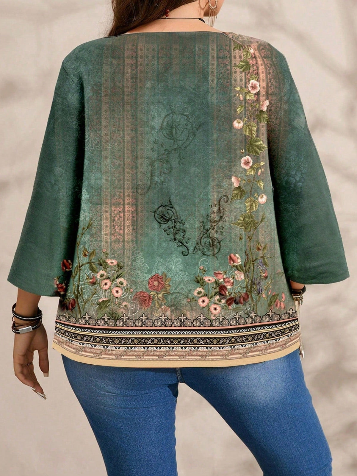 Blusa Estampada com Detalhes Florais e Étnicos Blusa Estampada com Detalhes Florais e Étnicos