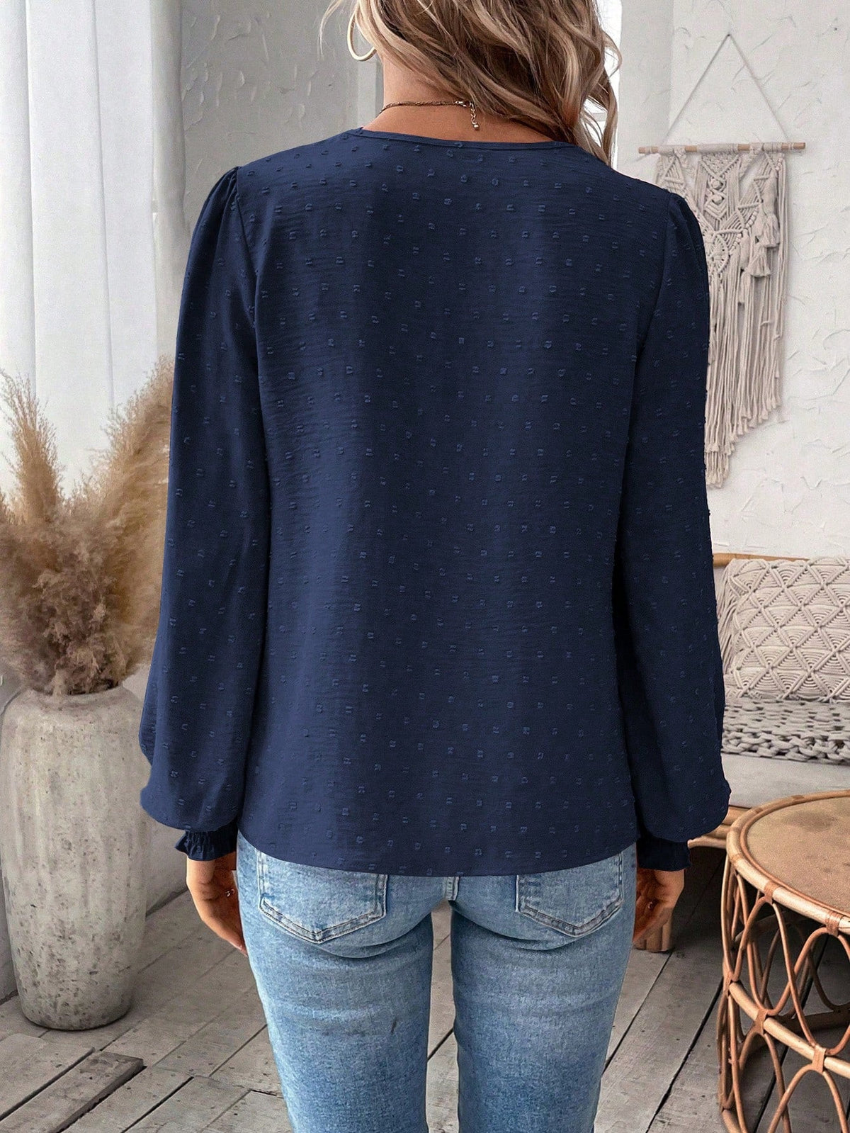 Blusa com Detalhe de Renda no Decote e Manga Longa Blusa com Detalhe de Renda no Decote e Manga Longa