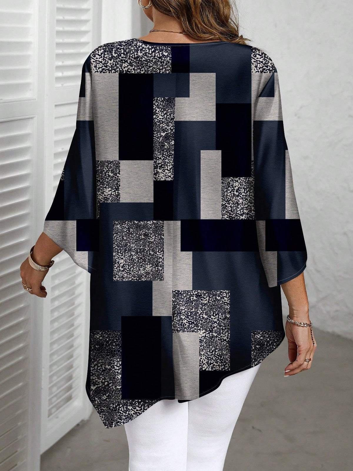 Blusa Estampada Geométrica com Manga 3/4 Solta Blusa Estampada Geométrica com Manga 3/4 Solta