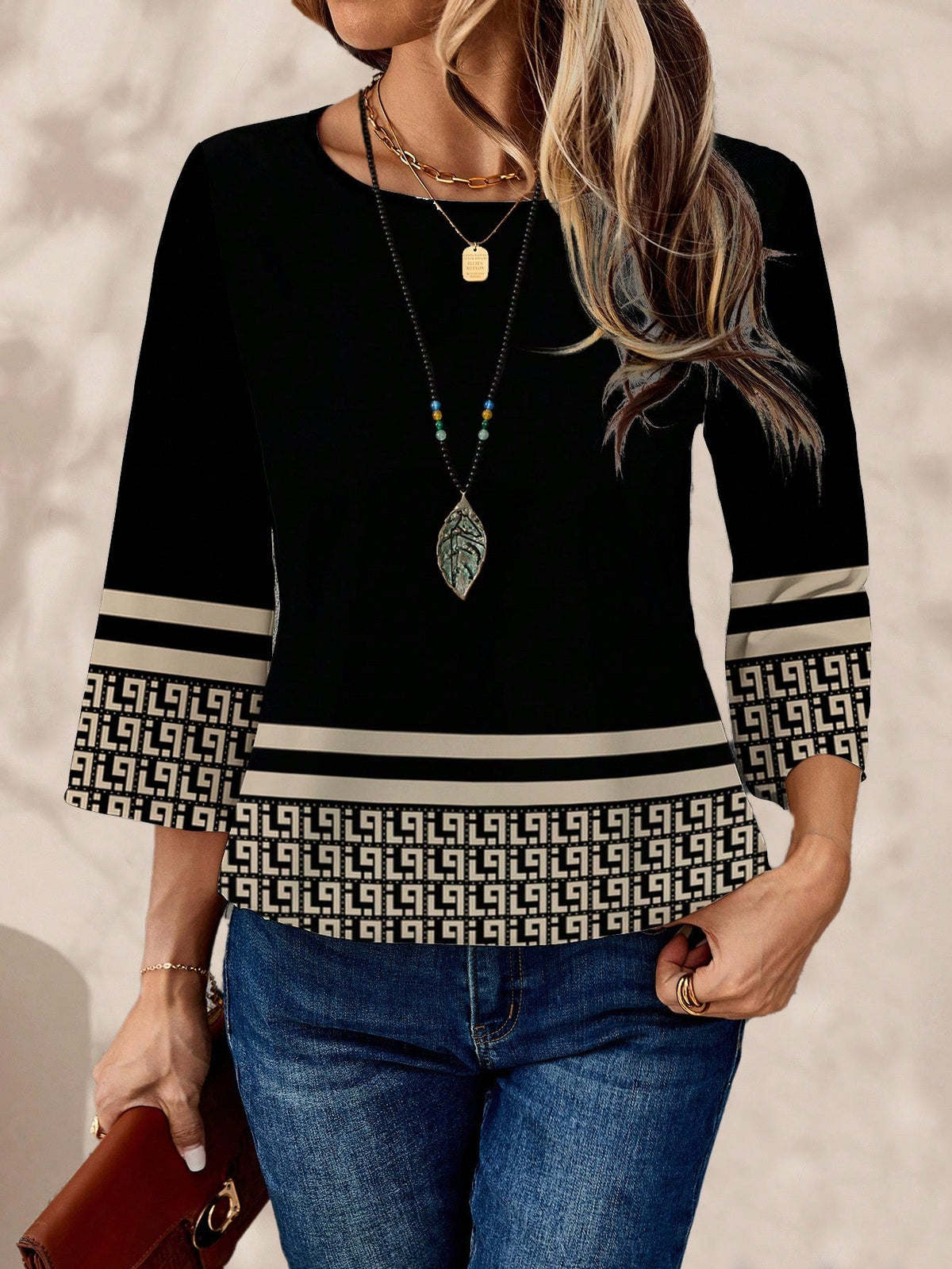 Blusa Estampada Étnica com Manga 3/4 e Barra Contrastante Preto e dourado / P Blusa Estampada Étnica com Manga 3/4 e