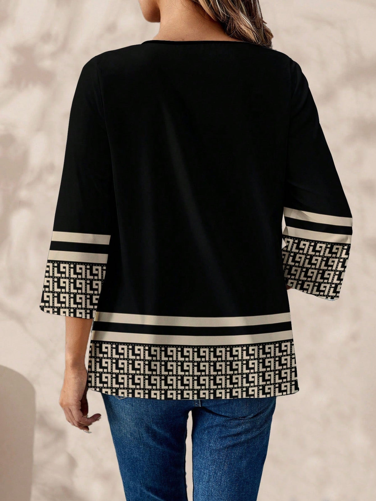 Blusa Estampada Étnica com Manga 3/4 e Barra Contrastante Blusa Estampada Étnica com Manga 3/4 e Barra Contrastante