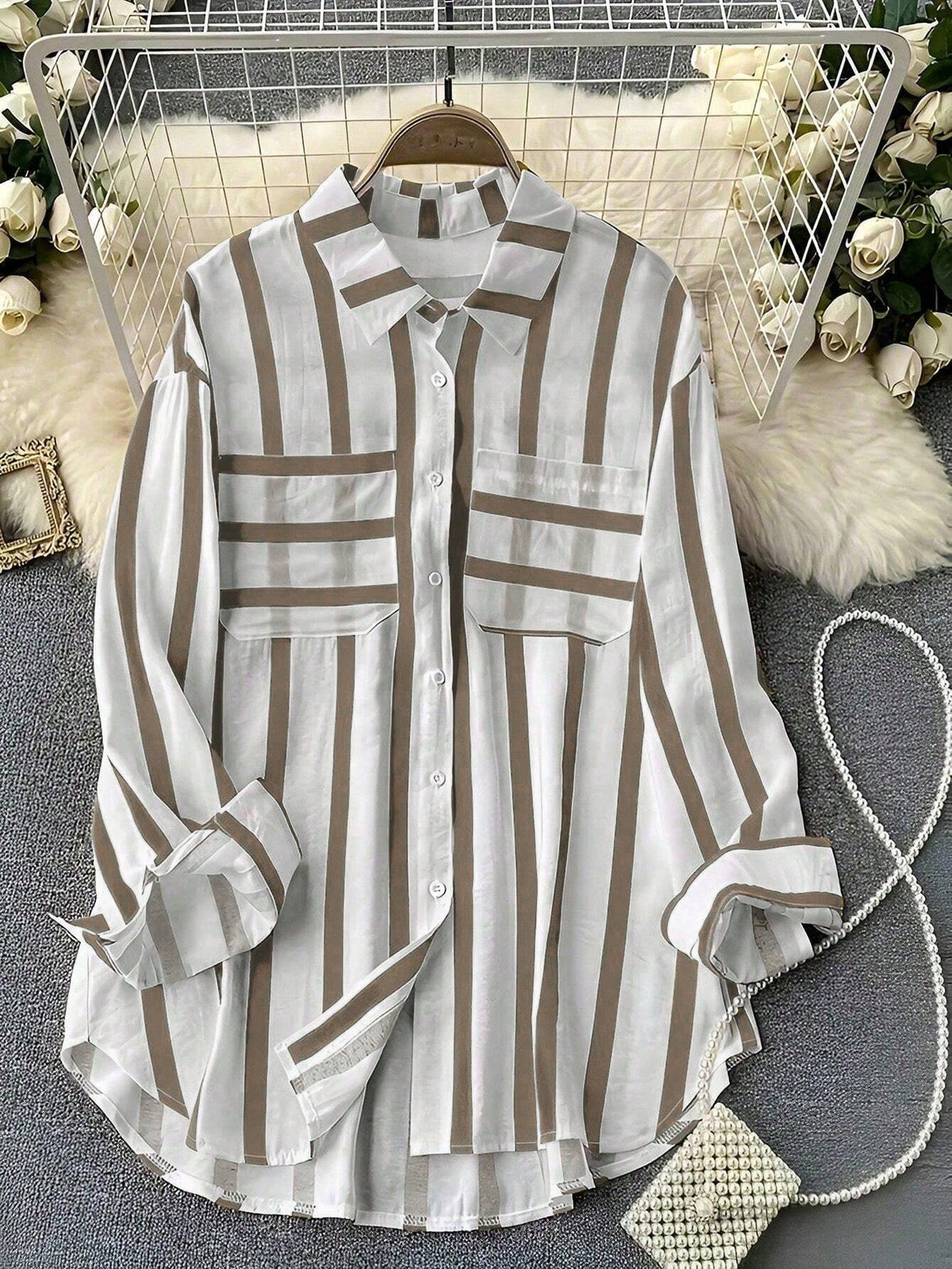 Camisa Listrada Oversized com Bolsos Frontais Caqui / P Camisa Listrada Oversized com Bolsos Frontais