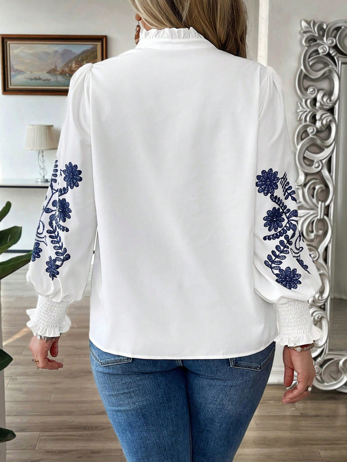 Blusa com Bordado Floral e Manga Longa Elegante Blusa com Bordado Floral e Manga Longa Elegante