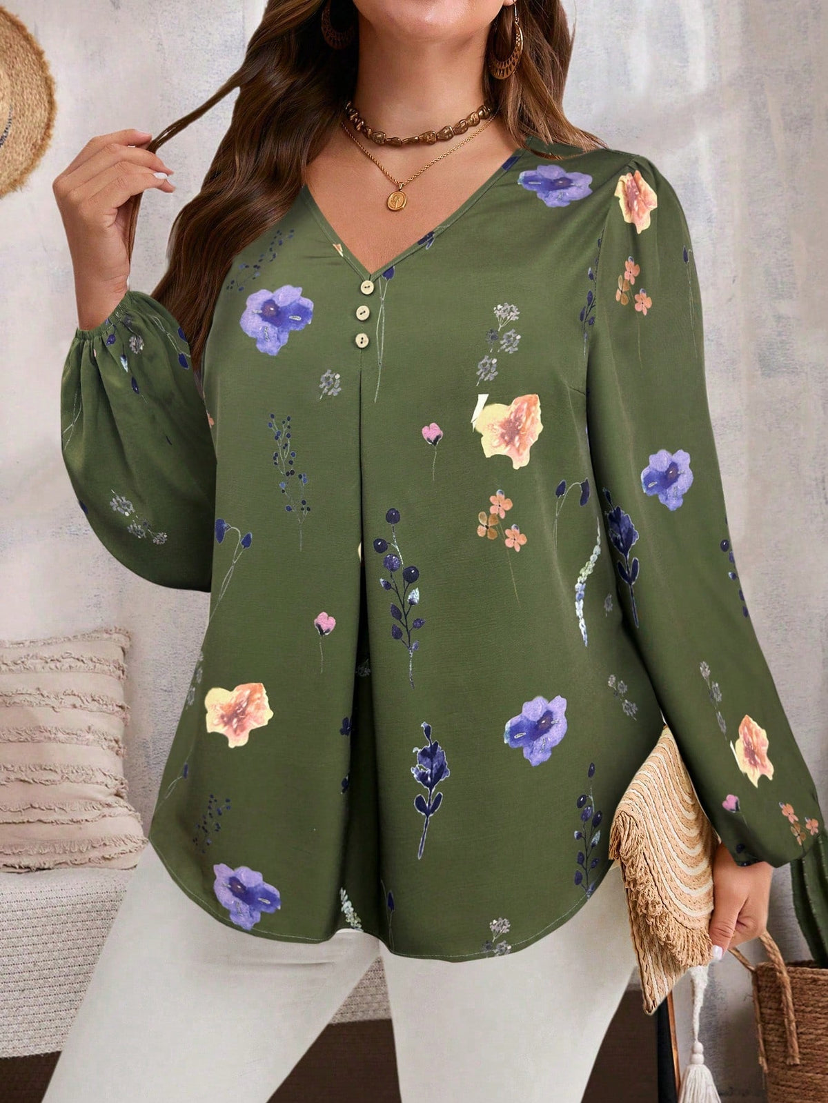 Blusa Floral com Decote V e Botões Decorativos Verde / P Blusa Floral com Decote V e Botões Decorativos