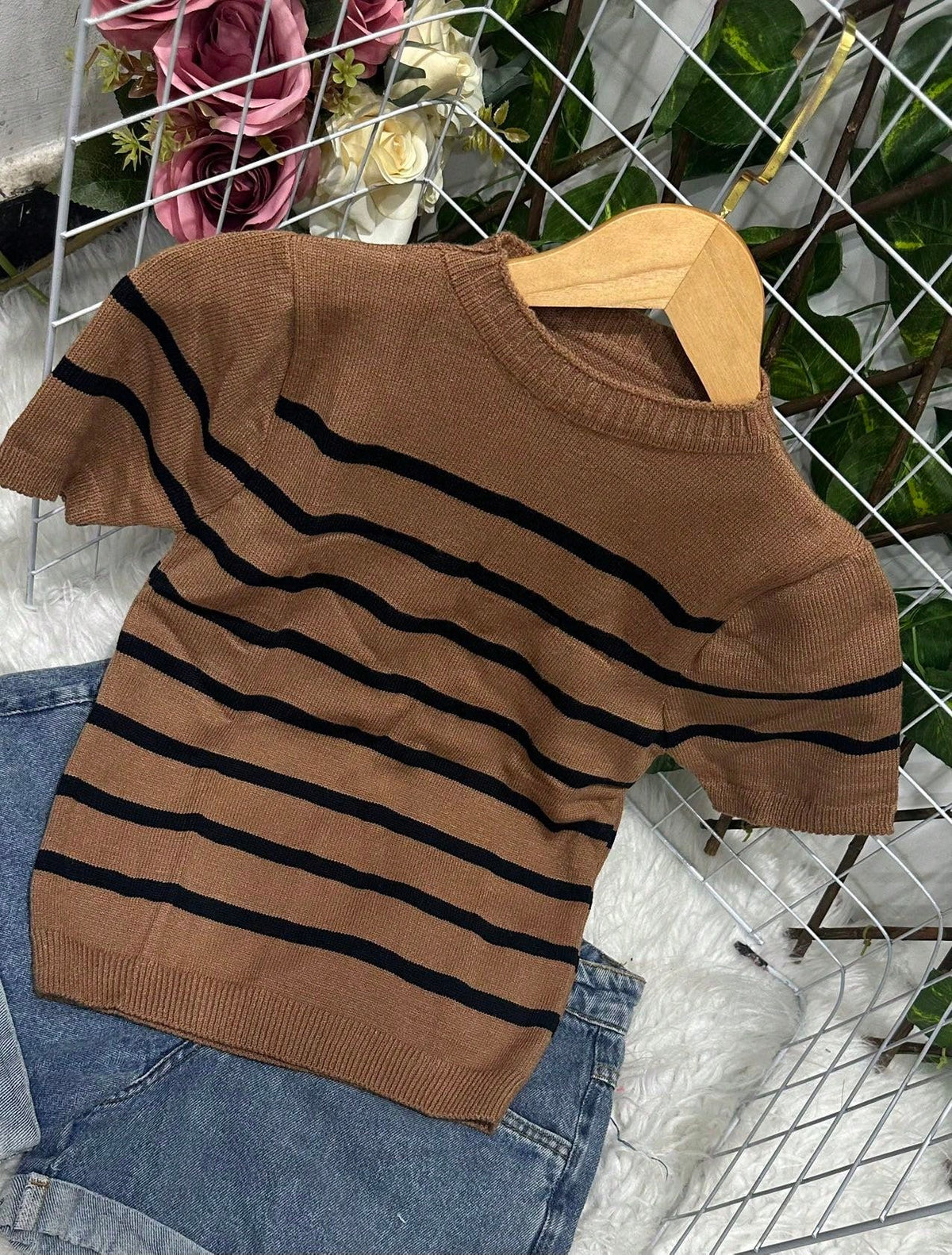 Blusa Tricot Listrada com Manga Curta Ajustada Caqui / P Blusa Tricot Listrada com Manga Curta Ajustada