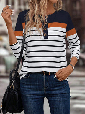 Blusa Listrada com Botões Frontais Decorativos Blusa Listrada com Botões Frontais Decorativos