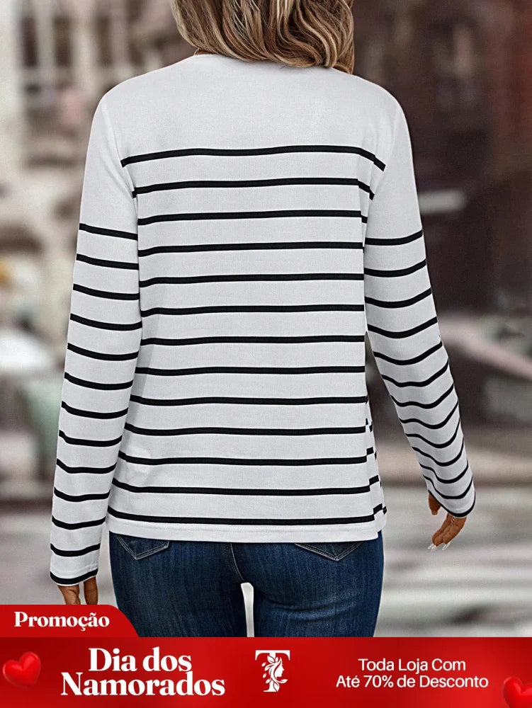 Blusa Listrada com Botões Frontais Decorativos Blusa Listrada com Botões Frontais Decorativos